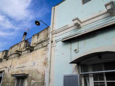 L'unico lampione della via ormai � fuori uso: gli abitanti di sera camminano al buio